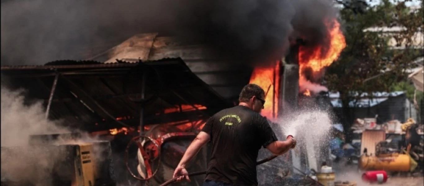 Κρυονέρι: Η φωτιά «καταπίνει» τα σπίτια - Μόνοι τους παλεύουν οι κάτοικοι - Η κυβέρνηση στέλνει SMS! (βίντεο)